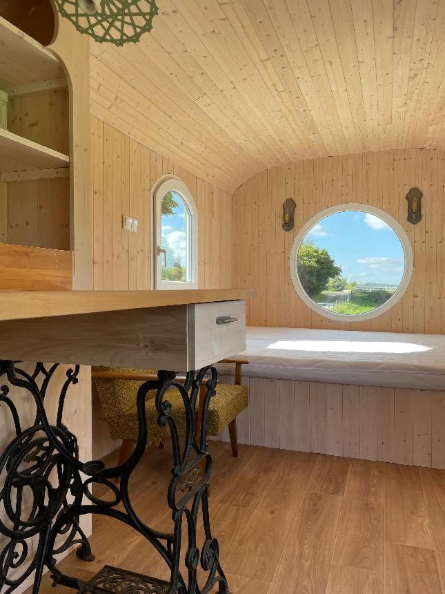 Glamping - Stylova Maringotka V Srdci Ladova Kraje, Pobliz Hlavniho Mesta Prahy Stribrna Skalice Kültér fotó