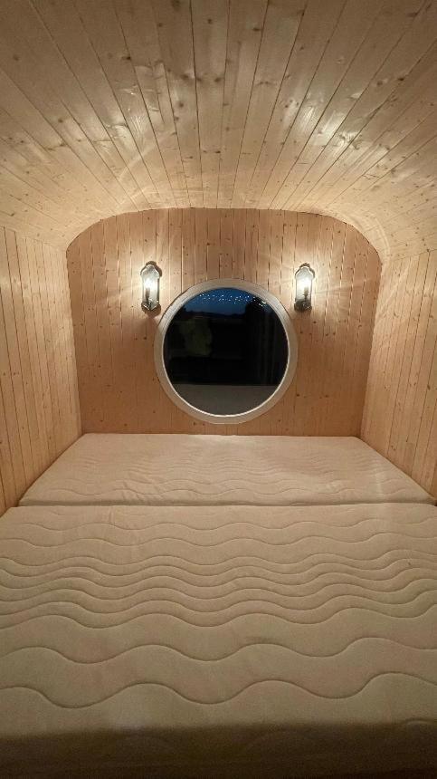 Glamping - Stylova Maringotka V Srdci Ladova Kraje, Pobliz Hlavniho Mesta Prahy Stribrna Skalice Kültér fotó