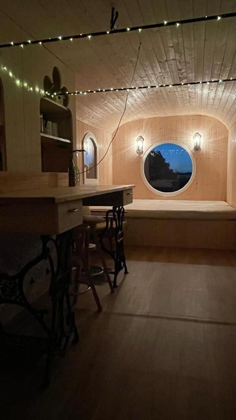 Glamping - Stylova Maringotka V Srdci Ladova Kraje, Pobliz Hlavniho Mesta Prahy Stribrna Skalice Kültér fotó