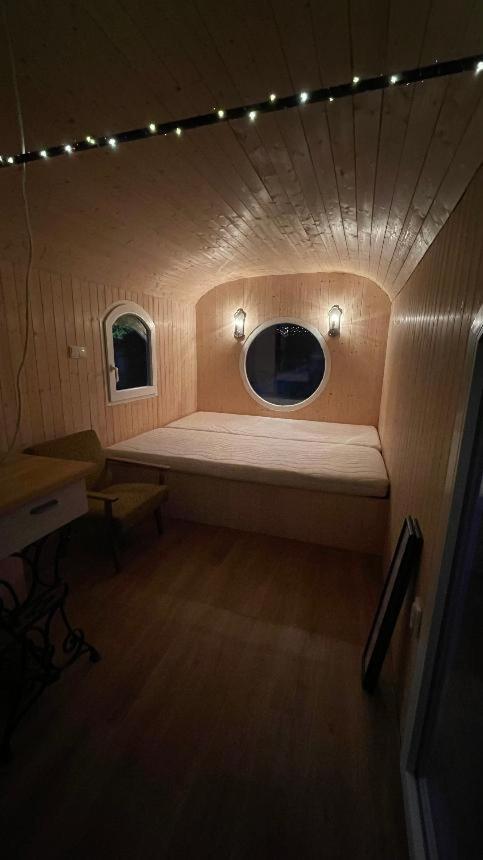 Glamping - Stylova Maringotka V Srdci Ladova Kraje, Pobliz Hlavniho Mesta Prahy Stribrna Skalice Kültér fotó