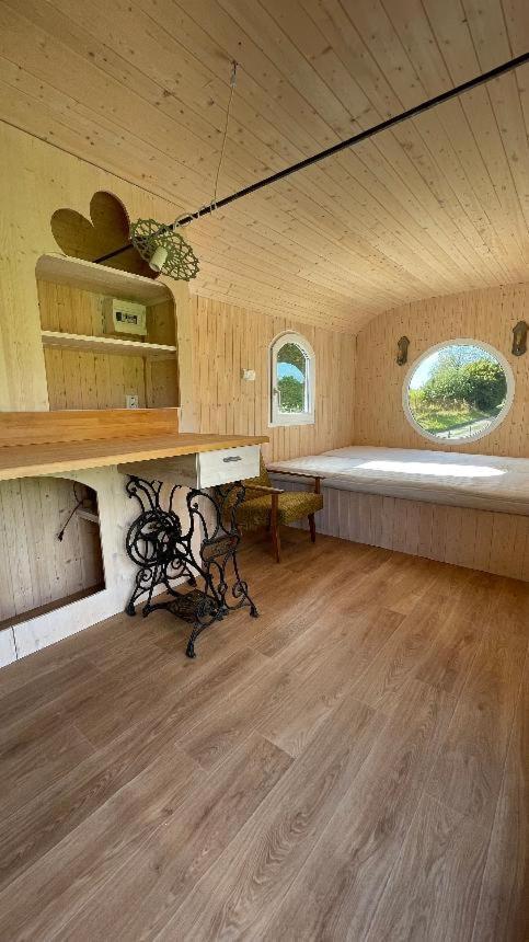 Glamping - Stylova Maringotka V Srdci Ladova Kraje, Pobliz Hlavniho Mesta Prahy Stribrna Skalice Kültér fotó
