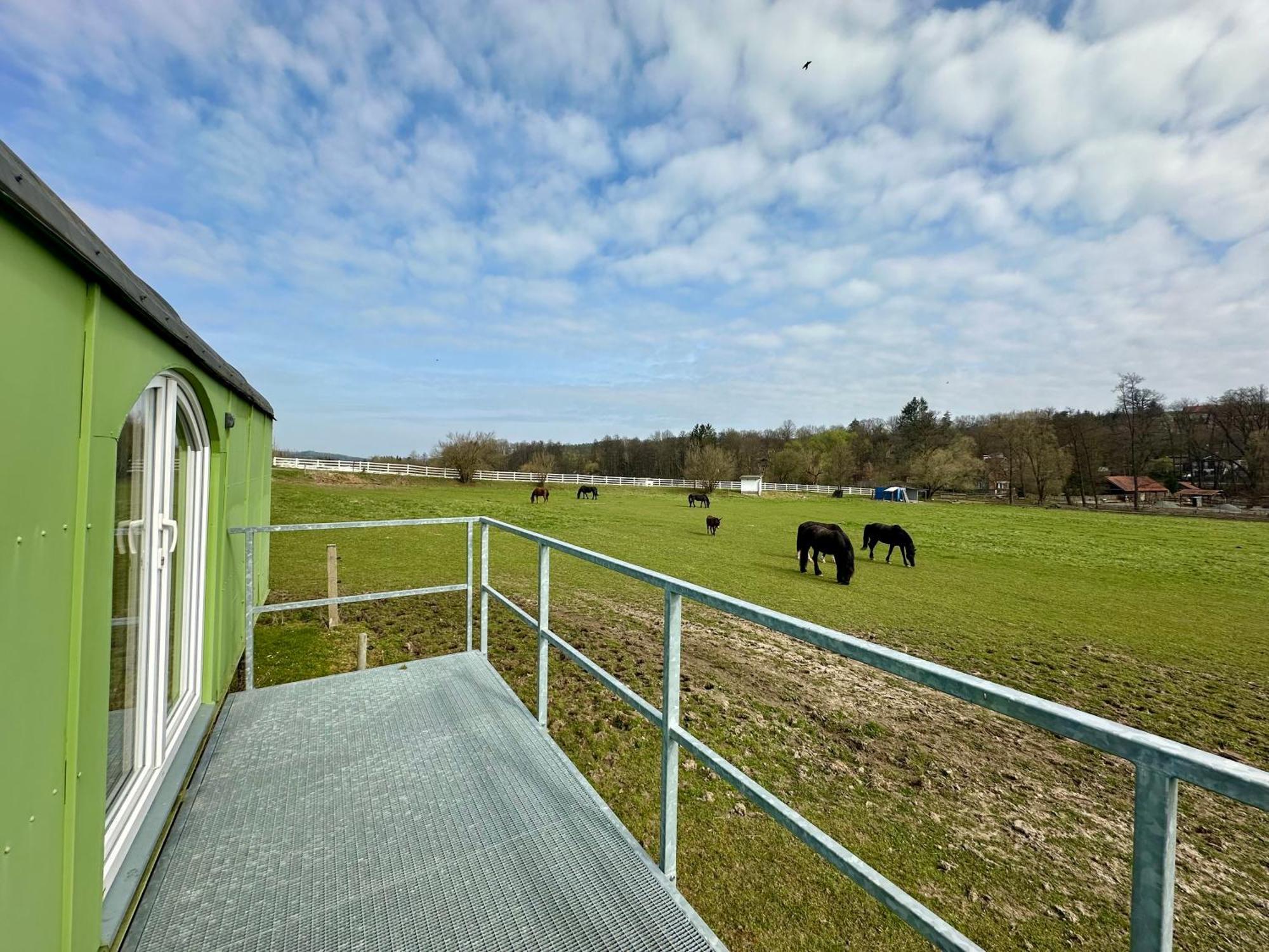 Glamping - Stylova Maringotka V Srdci Ladova Kraje, Pobliz Hlavniho Mesta Prahy Stribrna Skalice Kültér fotó
